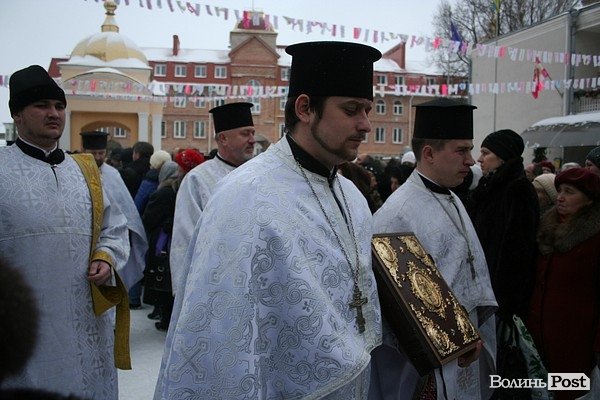 У Луцьку на  Водохреще близько  сотні людей купалися в крижаній воді. ФОТО
