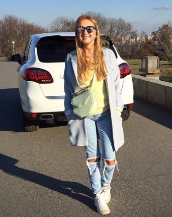 Настя Єршова їздить на білому 