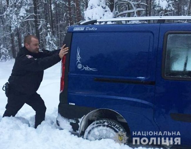Як на Волині поліцейські допомагали водіям вибратися зі снігового полону. ФОТО