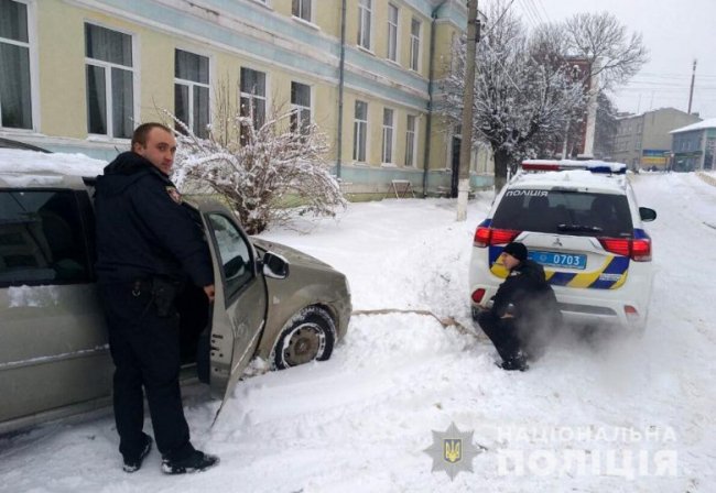 Як на Волині поліцейські допомагали водіям вибратися зі снігового полону. ФОТО