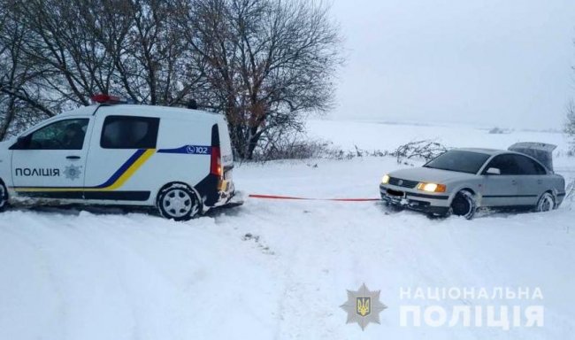 Як на Волині поліцейські допомагали водіям вибратися зі снігового полону. ФОТО
