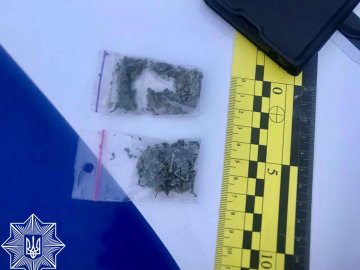 У Луцьку патрульні зупинили чоловіка із наркотиками, гранатою та патроном