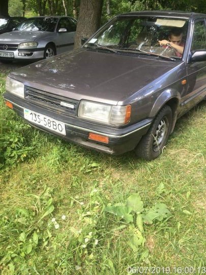 За декілька метрів – велика парковка: у Луцьку автохами паркуються на газонах. ФОТО