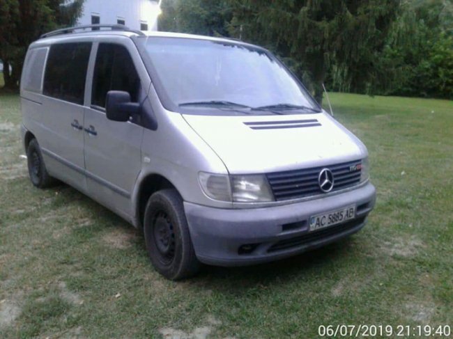 За декілька метрів – велика парковка: у Луцьку автохами паркуються на газонах. ФОТО