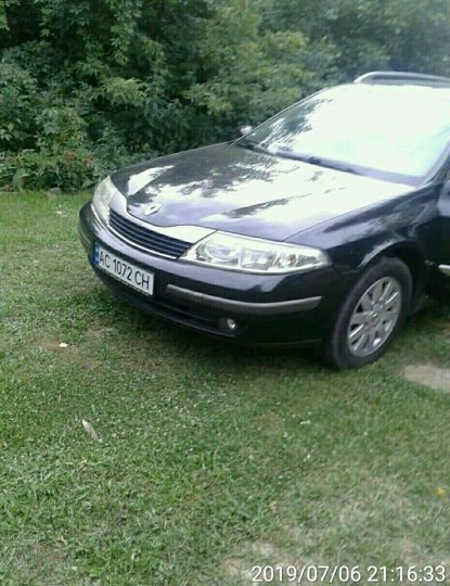 За декілька метрів – велика парковка: у Луцьку автохами паркуються на газонах. ФОТО