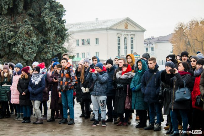 У центрі Луцька молодь влаштувала флешмоб у пам'ять про Крути. ФОТО