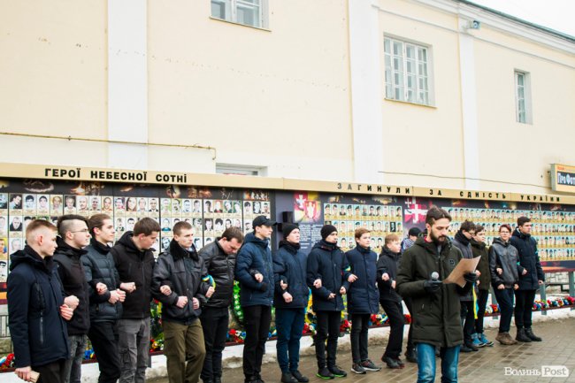 У центрі Луцька молодь влаштувала флешмоб у пам'ять про Крути. ФОТО