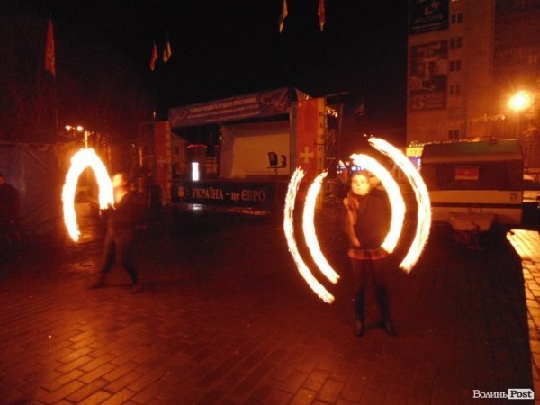 У Луцьку поєднали колядки і фаєр-шоу. ФОТО