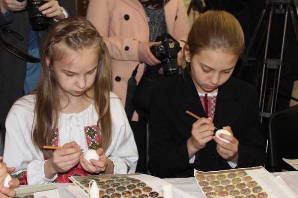 У Луцьку мер разом з дітьми малював писанки. ФОТО