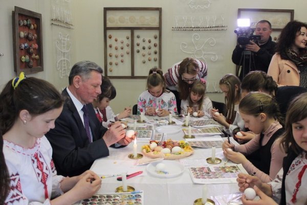 У Луцьку мер разом з дітьми малював писанки. ФОТО