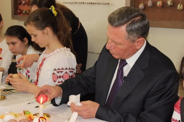 У Луцьку мер разом з дітьми малював писанки. ФОТО