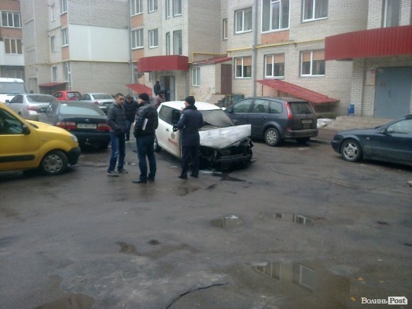 У Луцьку згоріло авто: власник підозрює підпал. ФОТО