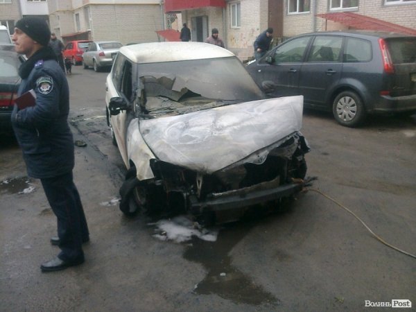 У Луцьку згоріло авто: власник підозрює підпал. ФОТО