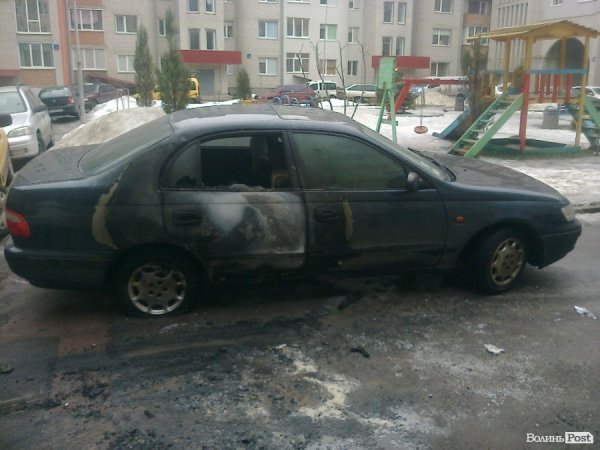 У Луцьку згоріло авто: власник підозрює підпал. ФОТО