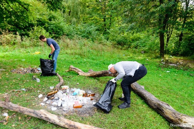 «Ми можемо прибрати, а ви хоча б не смітіть»: як у Луцьку розчищали парк на Потебні
