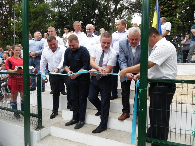 У райцентрі на Волині відкрили два оновлені спортмайданчики. ФОТО