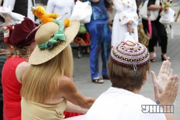 Чудернацька мода: бал незвичних капелюхів у Києві. ФОТО