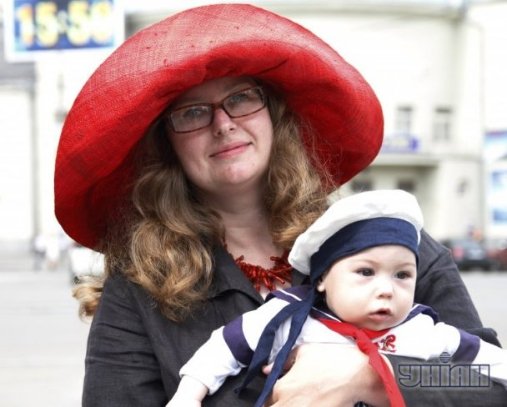 Чудернацька мода: бал незвичних капелюхів у Києві. ФОТО