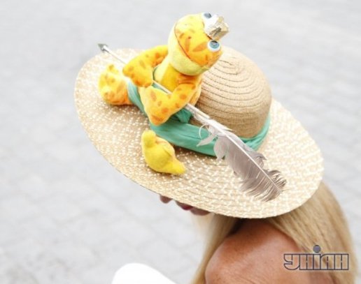 Чудернацька мода: бал незвичних капелюхів у Києві. ФОТО