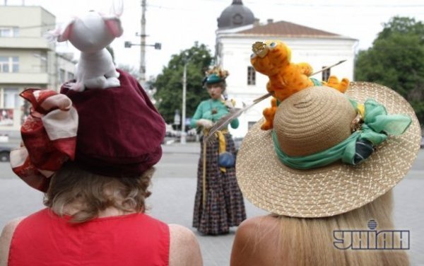 Чудернацька мода: бал незвичних капелюхів у Києві. ФОТО