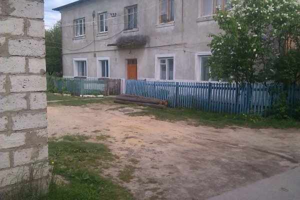 У райцентрі жителі багатоповерхівки викопали під вікнами вигрібну яму. ФОТО