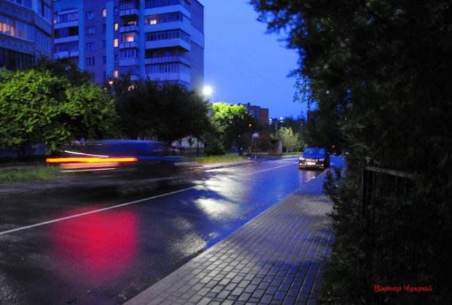 Дощ і світло ліхтарів: магічний вечірній Луцьк на світлинах волинського фотографа