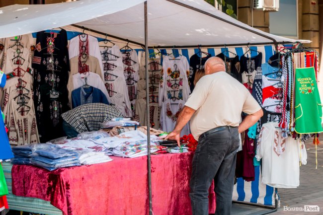 Синьо-жовтий Луцьк: як місто чепуриться до святкувань. ФОТО