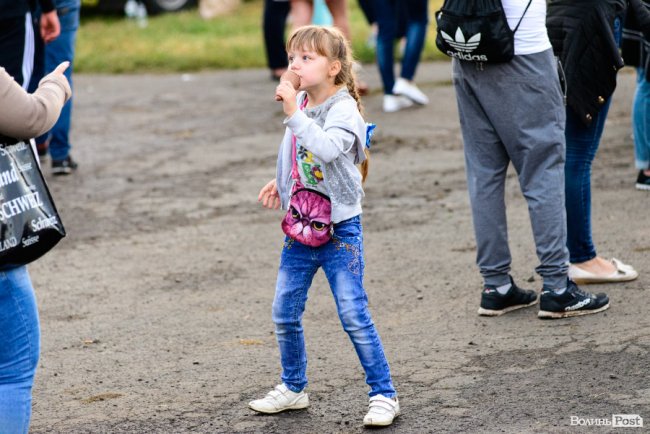 До Винника – навіть на милицях. ФОТОРЕПОРТАЖ із грандіозного концерту у Луцьку