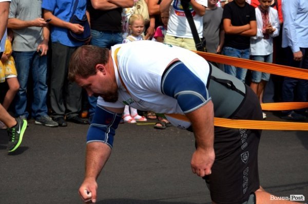 Богатирі протягнули фуру через вулицю Луцька. ФОТО. ОНОВЛЕНО