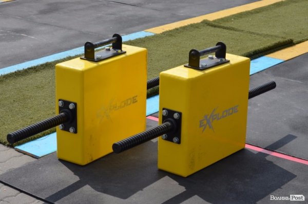 Богатирі протягнули фуру через вулицю Луцька. ФОТО. ОНОВЛЕНО