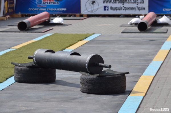 Богатирі протягнули фуру через вулицю Луцька. ФОТО. ОНОВЛЕНО