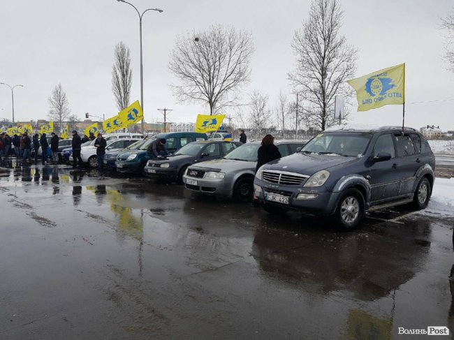 У Луцьку - автопробіг власників авто на єврономерах. ФОТО