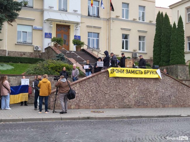 У Луцьку – мирна акція протесту «Спочатку дрони». ФОТО
