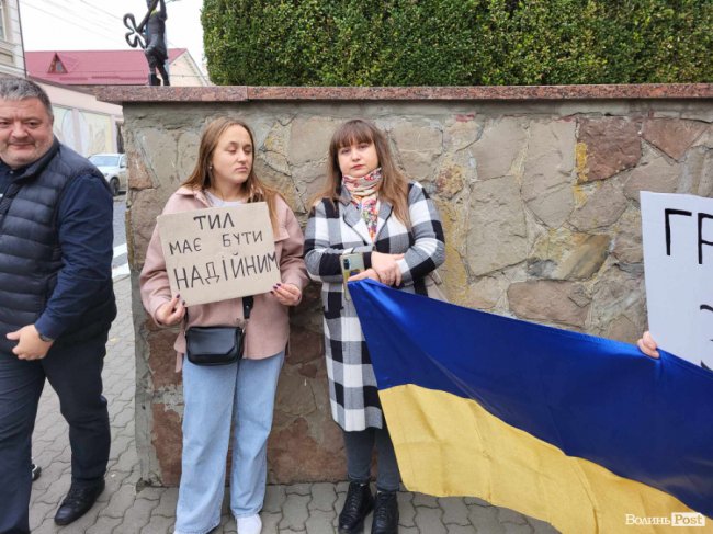 У Луцьку – мирна акція протесту «Спочатку дрони». ФОТО