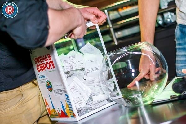 Лучанка, відпочиваючи у кафе, виграла подорож Європою. ФОТО*