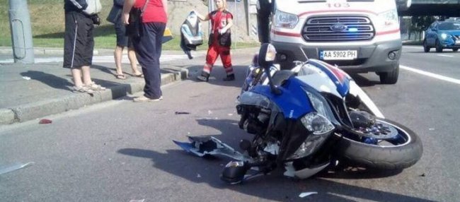 Мотоцикл врізався у тролейбус: постраждав чоловік. ФОТО