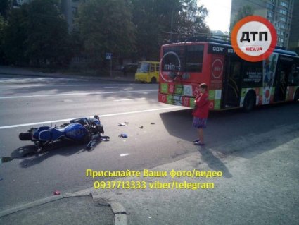 Мотоцикл врізався у тролейбус: постраждав чоловік. ФОТО