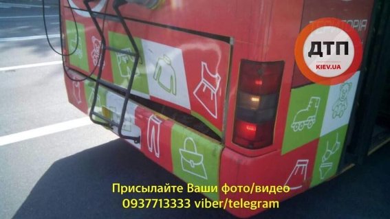 Мотоцикл врізався у тролейбус: постраждав чоловік. ФОТО