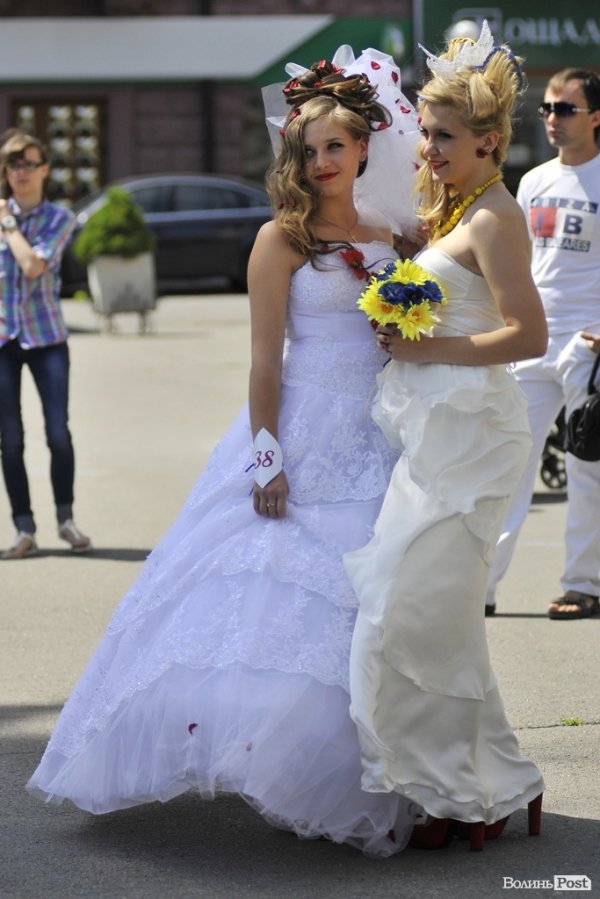 Парад наречених у Луцьку. ФОТО