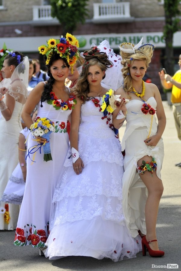 Парад наречених у Луцьку. ФОТО