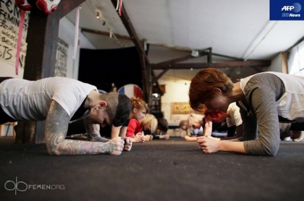 FEMEN показали, як готуються до своїх акцій. ФОТО