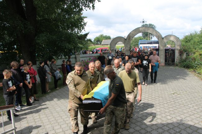 На Волині попрощалися із загиблим на війні  Героєм Леонідом Романцем. ФОТО