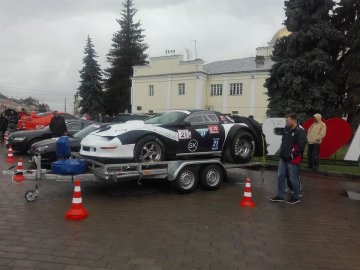 У центрі Луцька – дрегстери, які завтра мчатимуть аеродромом. ФОТО