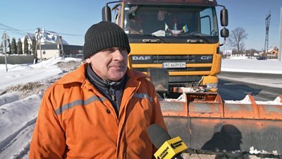 Як у Луцьку розчищають дороги від снігу в Луцькому районі. ВІДЕО