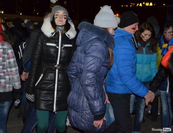 Вечір на Євромайдані у Луцьку. ФОТО. ВІДЕО