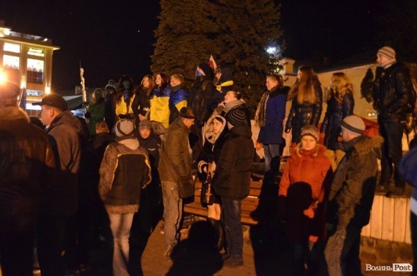 Вечір на Євромайдані у Луцьку. ФОТО. ВІДЕО