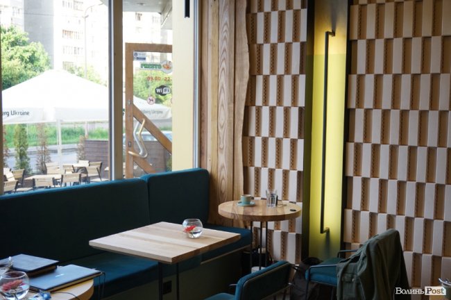 У Луцьку відкрилася кав'ярня, де можна поспостерігати за процесом випікання хліба. ФОТО