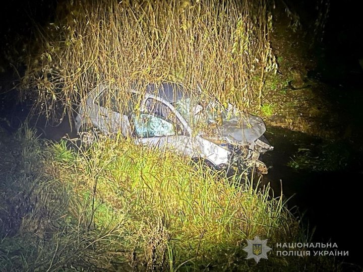 Автівка на Волині злетіла з мосту: двоє постраждалих