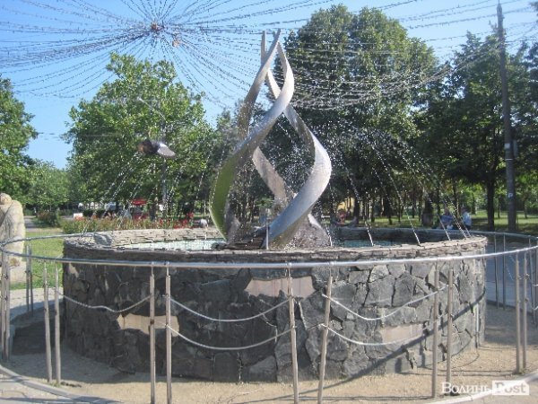 Фонтан у парку