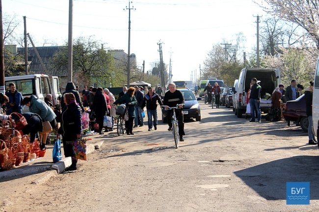 У селищі на Волині «базарники» блокують  рух транспорту. ФОТО